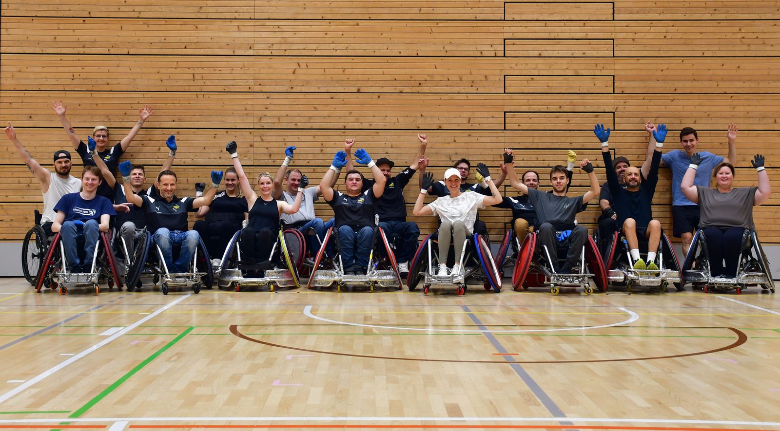 L’équipe marketing sur le terrain de rugby-fauteuil