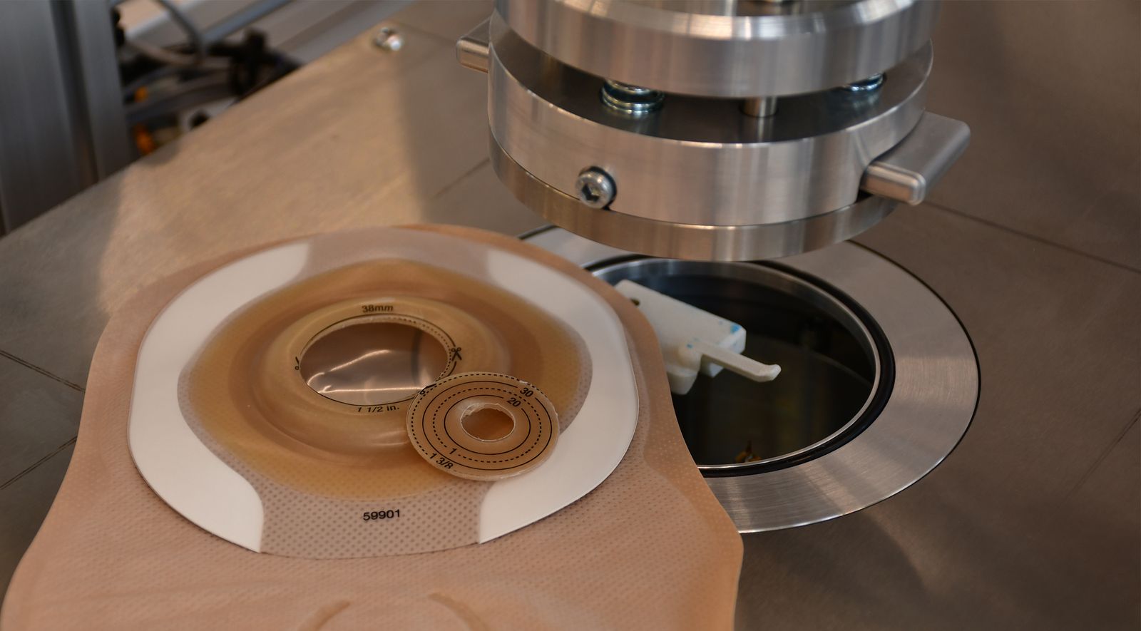 Innovation in der Schweiz: Die ersten Stomaversorgung-Ausschneide-Maschinen